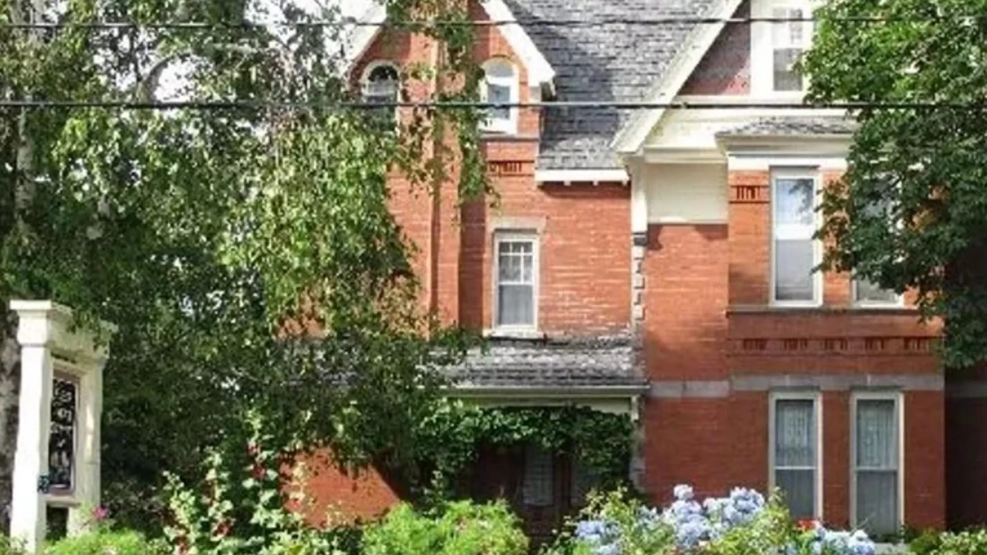 Blackwoods Bread & Roses Inn